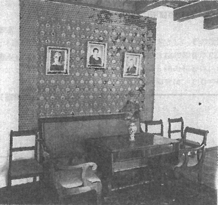 両親とショパンの肖像画が飾られた，生家内の母の部屋。
